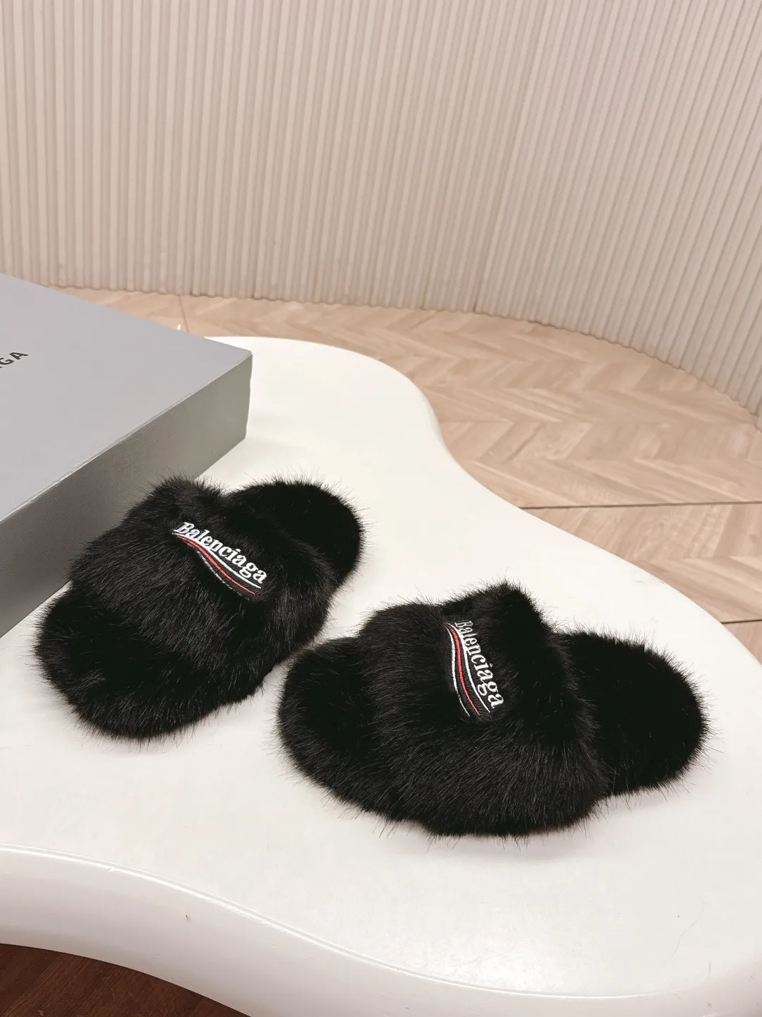 👟👟Ex-factory price 480👟👟 Balenciaga 2025 new color furry slippers. This furry slipper is really irresistible. It’s so cool and versatile~ The upper foot is super invincible, good-looking and comfortable. Fabric: Imported wool, soft and comfortable. Lining: original special material. Sole: original outsole. Size: 36-40.